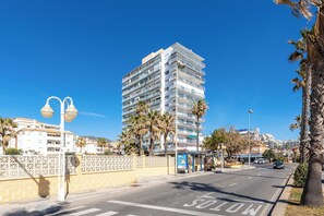 Exterior - Sunny Seaside Studio with Balcony, A/C & Sea View (Benalmádena Costa)