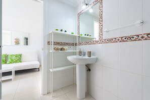 Shower, hair dryer, towels - Sunny Seaside Studio with Balcony, A/C & Sea View (Benalmádena Costa)