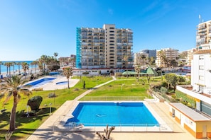 Pool - Sunny Seaside Apartment with Sea View, Pool & Wi-Fi (Benalmádena Costa)
