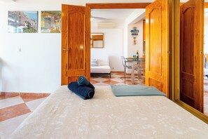 1 slaapkamer, een strijkplank/strijkijzer, gratis wifi, beddengoed