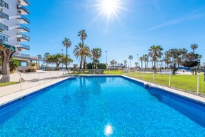 Pool - Sunny Seaside Apartment with Sea View, Pool & Wi-Fi (Benalmádena Costa)