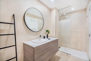 Dusche, Haartrockner, Handtücher