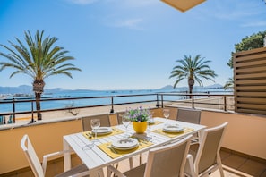 Ein Tisch für zwei Personen mit Blick auf das Meer und die Berge.