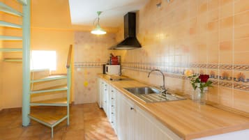 Réfrigérateur, micro-ondes, plaque de cuisson, cafetiÚre/bouilloire