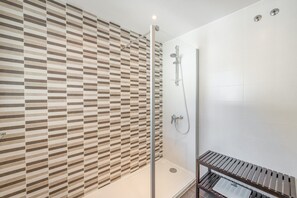 Shower, hair dryer, towels - "Beautiful Townhouse Beachfront" with Sea View, Shared Pool, A/C, Wi-Fi (Marbella)
