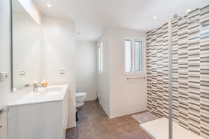 Shower, hair dryer, towels - "Beautiful Townhouse Beachfront" with Sea View, Shared Pool, A/C, Wi-Fi (Marbella)