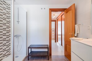 Dutxa, assecador de cabells i tovalloles 