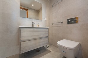 Shower, hair dryer, towels - "Beautiful Townhouse Beachfront" with Sea View, Shared Pool, A/C, Wi-Fi (Marbella)