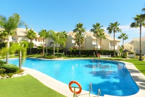 Pool - "Beautiful Townhouse Beachfront" with Sea View, Shared Pool, A/C, Wi-Fi (Marbella)