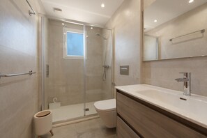 Shower, hair dryer, towels - "Beautiful Townhouse Beachfront" with Sea View, Shared Pool, A/C, Wi-Fi (Marbella)