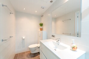 Shower, hair dryer, towels - "Beautiful Townhouse Beachfront" with Sea View, Shared Pool, A/C, Wi-Fi (Marbella)