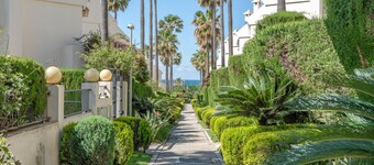 "Beautiful Townhouse Beachfront" with Sea View, Shared Pool, A/C, Wi-Fi