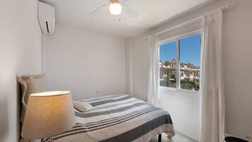 4 bedrooms, iron/ironing board, free WiFi, bed sheets