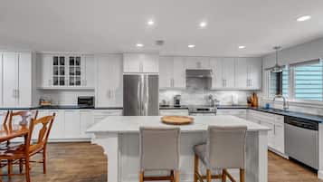 Geladeira, micro-ondas, fogão, cooktop