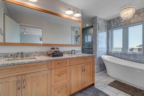Bathtub, hair dryer, towels - Salt Therapy S - Stylish retreat w/ beach & pool (St Augustine)