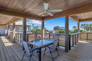 Outdoor dining - Salt Therapy S - Stylish retreat w/ beach & pool (St Augustine)