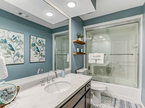 Combined shower/bathtub, rainfall showerhead, hair dryer, towels - Designer Furnished on Jones St, Heated pool access (Savannah)