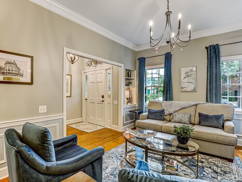Designer Furnished on Jones St, Heated pool access