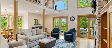 Televisión, chimenea y libros