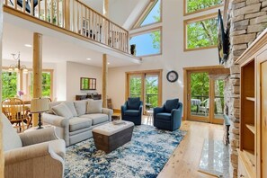 TV, fireplace, books - Happy Trails: Jacuzzi, Lookout Tower, Views! (Pickens)