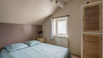 1 habitación, tabla de planchar con plancha y ropa de cama
