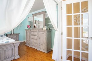 4 bedrooms, iron/ironing board, free WiFi, bed sheets