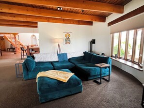 Télévision, cheminée, lecteur de DVD