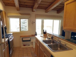 Fridge, microwave, oven, stovetop - Spacious Shredder`s Lounge (Taos Ski Valley)