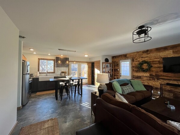 تلفزيون ذكي، مدفأة، كُتُب