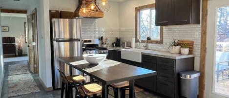 Refrigerador, microondas, horno y parrilla de estufa