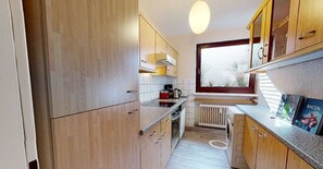 Kühlschrank, Ofen, Geschirrspüler, Wasserkocher mit Kaffee-/Teezubehör
