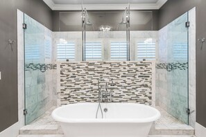 Combined shower/tub, hair dryer, towels
