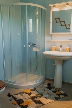 Shower, hair dryer, towels, soap - Lemon Tree (Vrachati Nomos Korinthias)