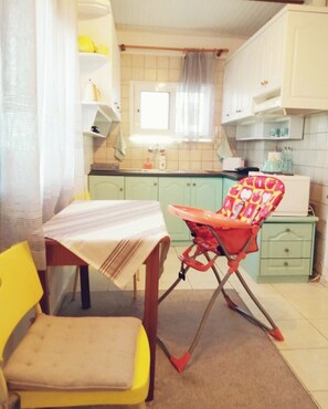 Kjøleskap, ovn, kokeplater og kaffetrakter/tekoker