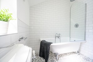 Apartment | Bathroom | Combined shower/tub, free toiletries, towels