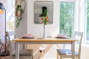 Dining room - Riverside Gardens 2 by Ty SA (Cardiff)