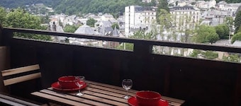 Apt. 5 pers, 200m from the center, very nice view, for ski, cures or green vacations