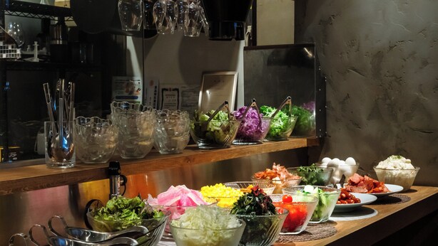 Een buffet met diverse soorten eten en helder glaswerk.