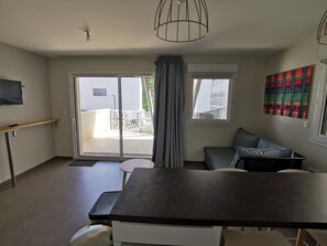 TV - Oceanfront Apartment, Balcony, Pool, Jacuzzi, Beach Access, Parking, Pet-Friendly, Sleeps 4 (La Tranche-sur-Mer)