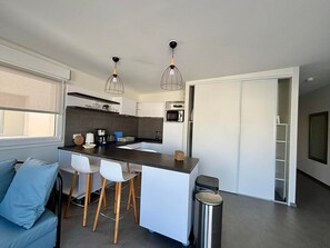 Kühlschrank, Mikrowelle, Herdplatte, Wasserkocher mit Kaffee-/Teezubehör