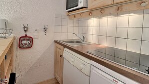 Kaffetrakter/tekoker, kjøleskap, mikrobølgeovn og ovn