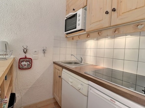 Kahvin-/teenkeitin, jääkaappi, mikroaaltouuni, uuni
