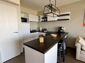 冷蔵庫、電子レンジ、オーブン、コンロ