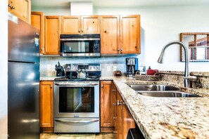 Køleskab, mikrobølgeovn, ovn, kogeplade