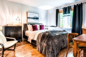 2 bedrooms, desk, iron/ironing board, free WiFi - Hauts-Bois Ski In/Out 2brs w/Pool Access (193-1) (Mont-Tremblant)