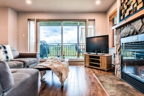 Televisión y chimenea