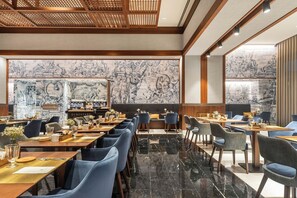 Café da manhã com buffet todos os dias (EUR 25 por pessoa) 