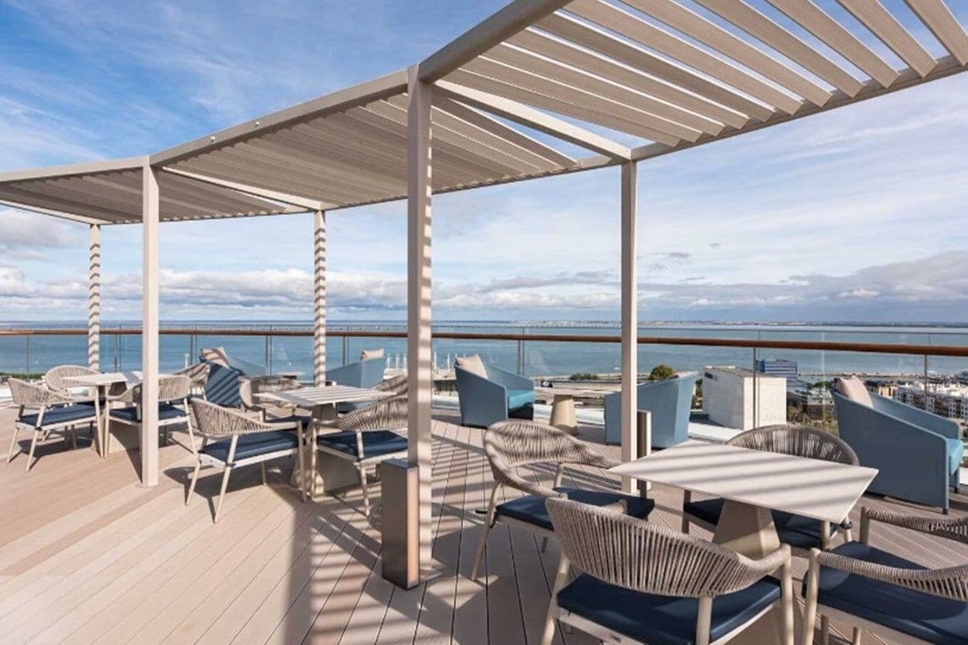 Piscine extérieure, chaises longues