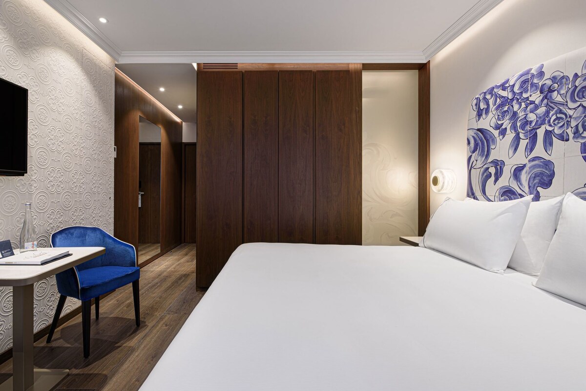 Bộ đồ giường kháng dị ứng, minibar, bàn 