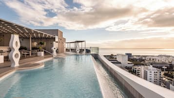 Een buitenzwembad en ligstoelen